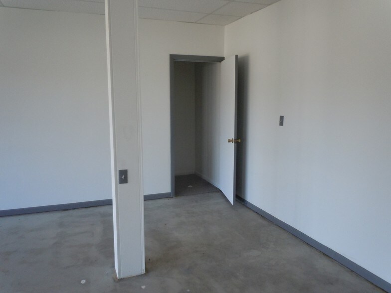 More Photos Of 108 SE 6th St, Abilene Specialty For Sale