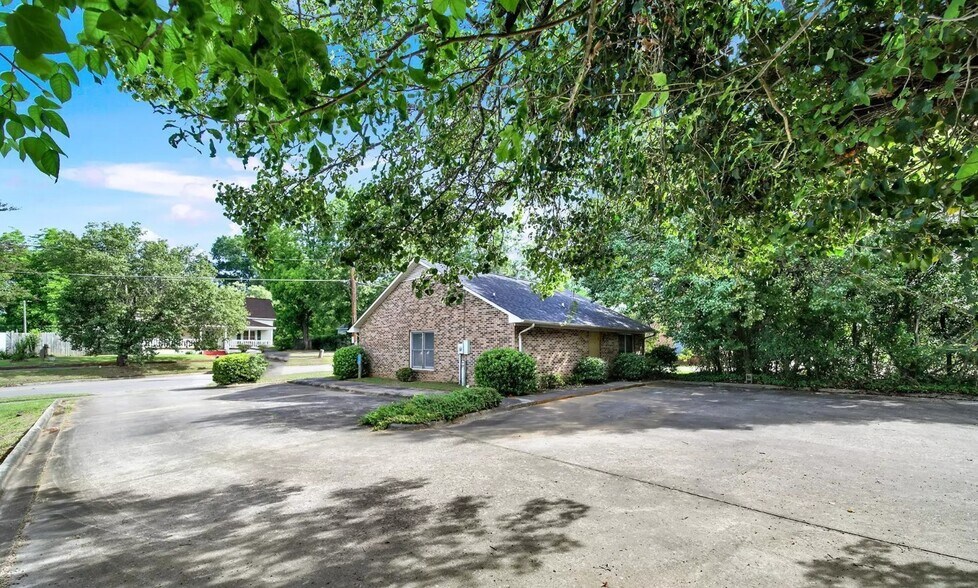 More Photos Of 209 W Barr St, Lancaster Office For Sale