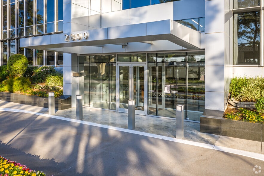 More Photos Of 2800 N Loop Fwy W, Houston Office For Lease