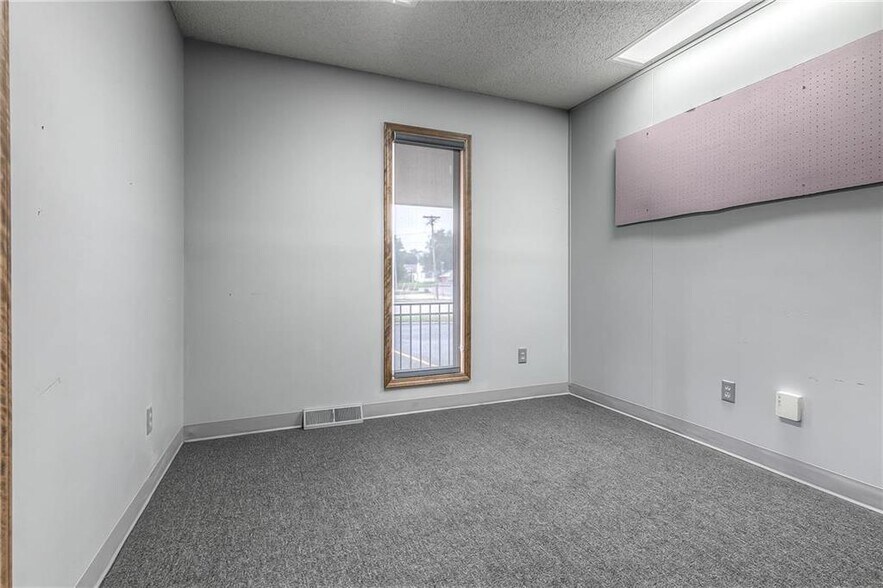 More Photos Of 4 W Monroe St, Buckner Office For Lease