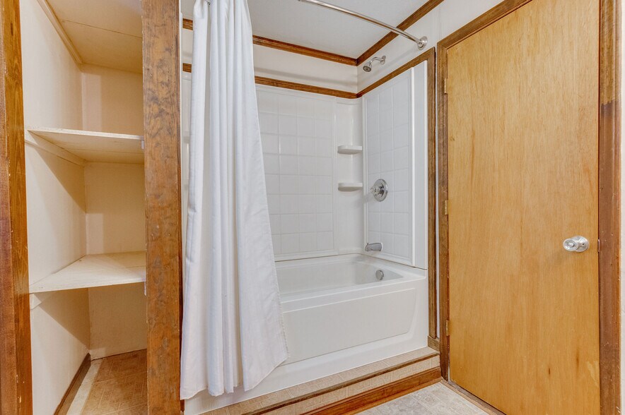 More Photos Of 201 N Wilmington St, Richlands General Retail For Sale