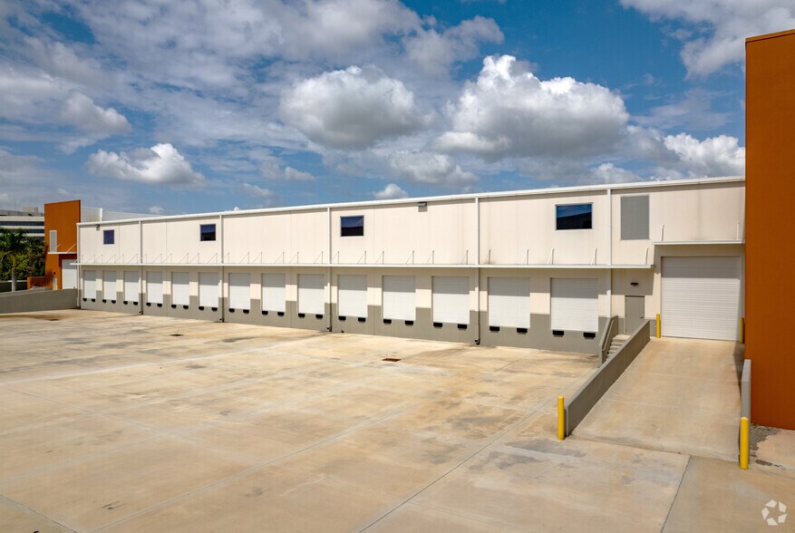 More Photos Of 644-646 Park of Commerce Way, Boca Raton Warehouse For Lease