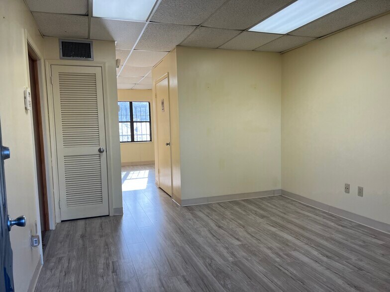 More Photos Of 550 Balmoral Cir N, Jacksonville Medical For Sale