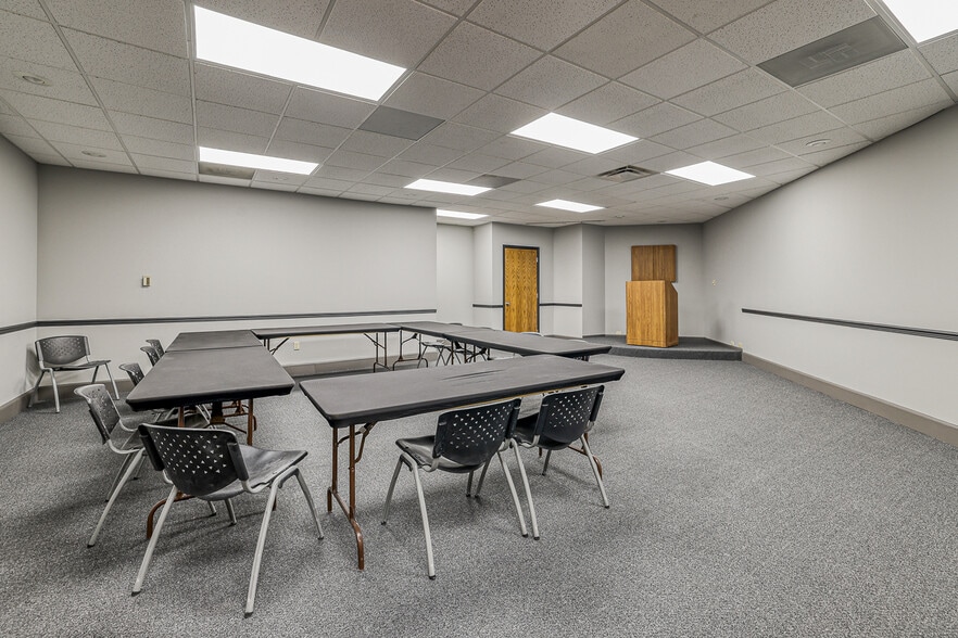 More Photos Of 10502 NW Ambassador Dr, Kansas City Office For Lease