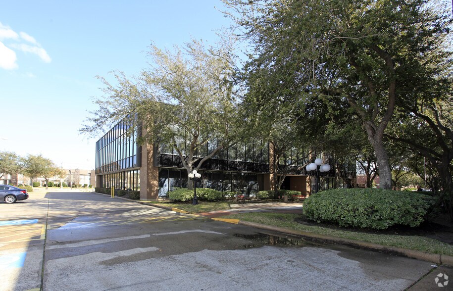 More Photos Of 16850 Saturn Ln, Houston Office For Lease