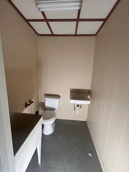 More Photos Of 6523 Harrietts Bluff Rd, Woodbine Freestanding For Sale