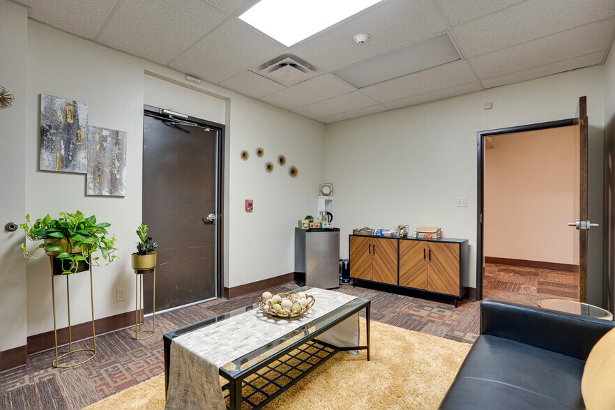 More Photos Of 8855 N Stemmons Fwy, Dallas Office For Sale