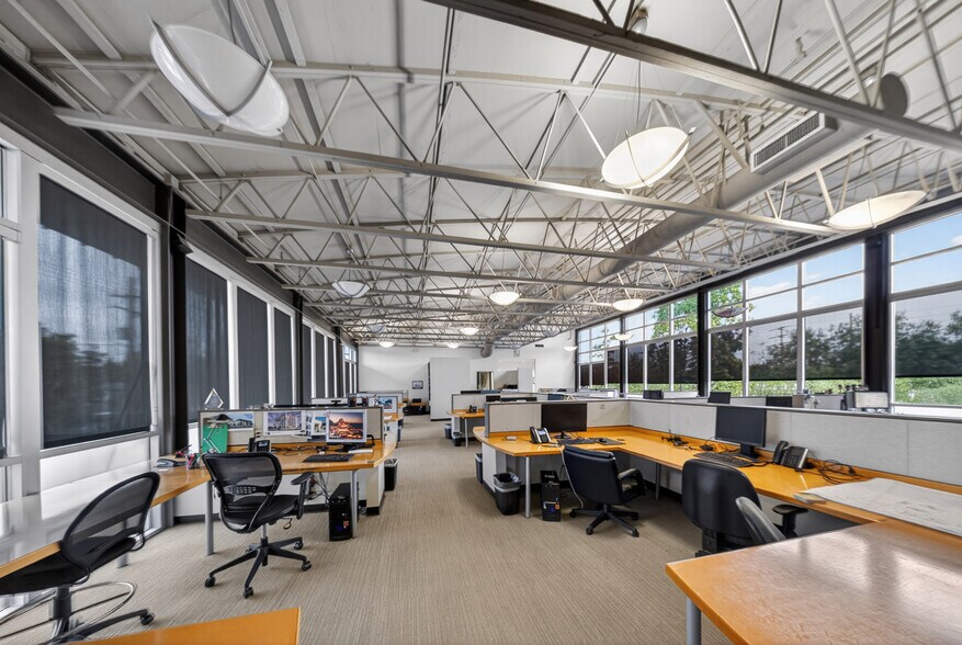 More Photos Of 3500 W Burbank Blvd, Burbank Office For Sale