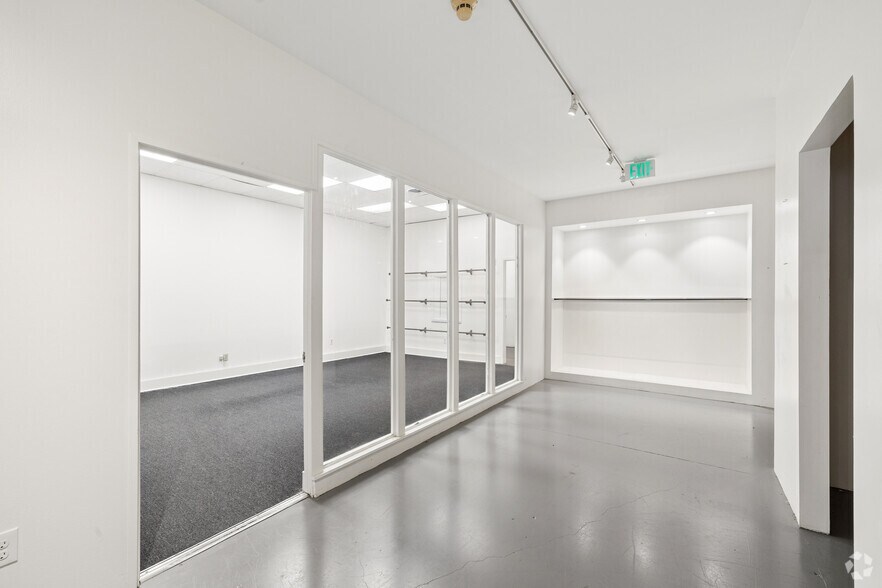 More Photos Of 1710 Hi Line Dr, Dallas Showroom For Lease
