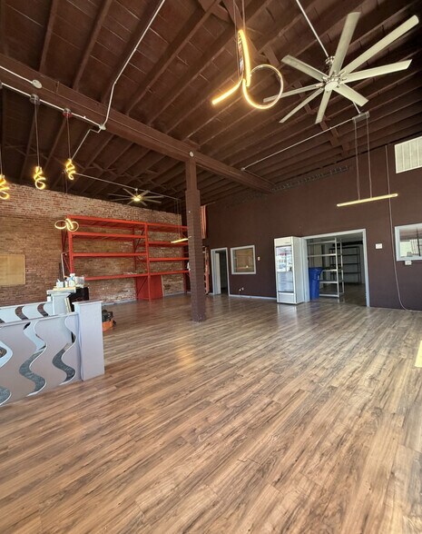 More Photos Of 105 S Water St, Sapulpa Showroom For Lease
