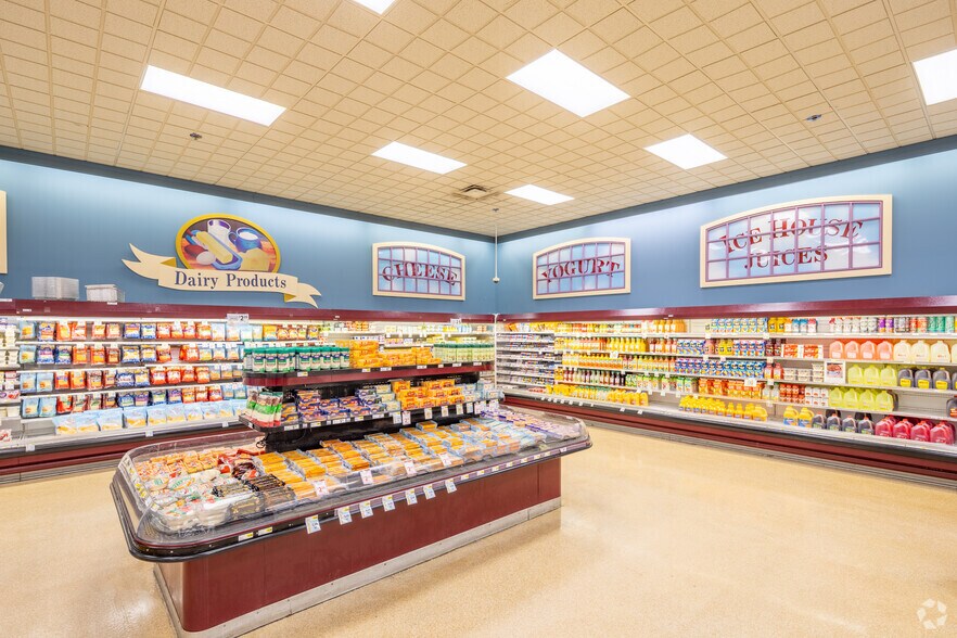 More Photos Of 208 E Mcintyre St, Mullins Supermarket For Sale