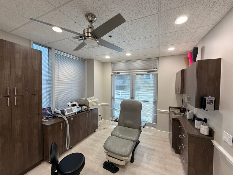 More Photos Of 670 Glades Rd, Boca Raton Medical For Sale