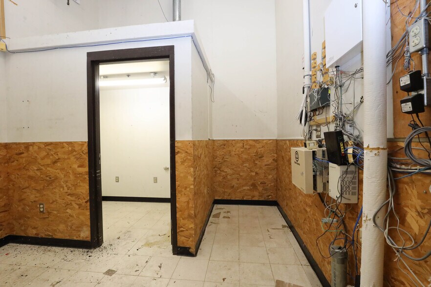 More Photos Of 902 N Lewis St, Glenville Drugstore For Lease