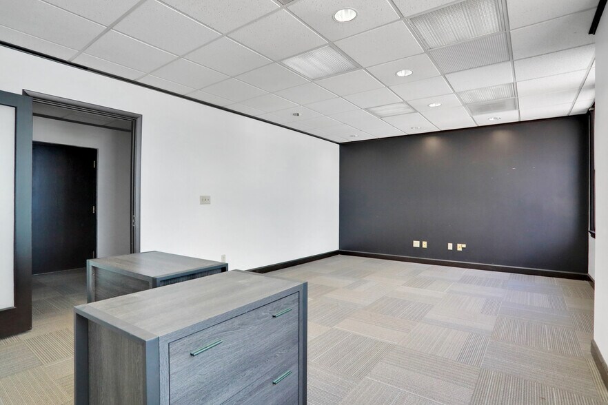 More Photos Of 300 W Adams St, Jacksonville Office For Lease