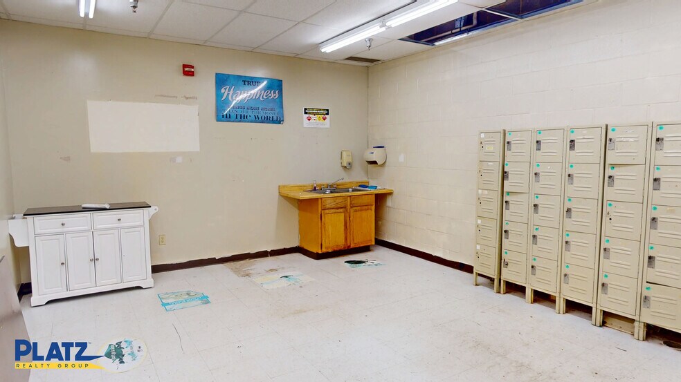 More Photos Of 4317-4341 Kirk Rd, Youngstown Storefront For Lease