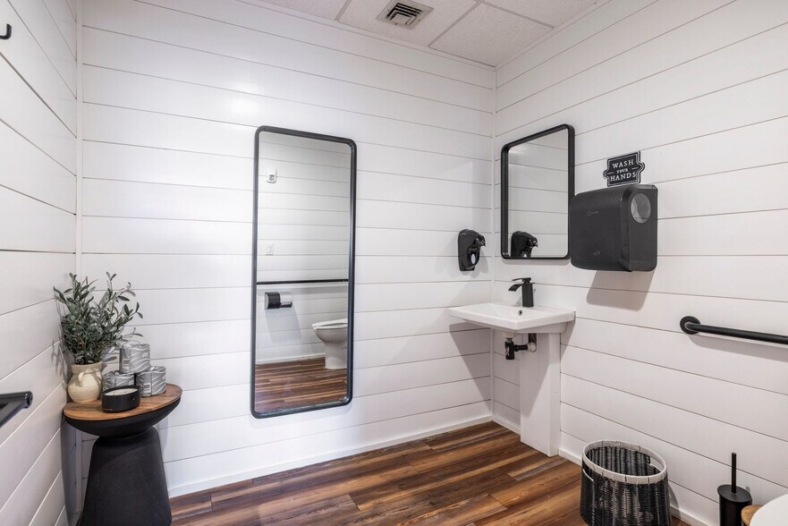 More Photos Of 7588 N Broadway, Red Hook Specialty For Sale