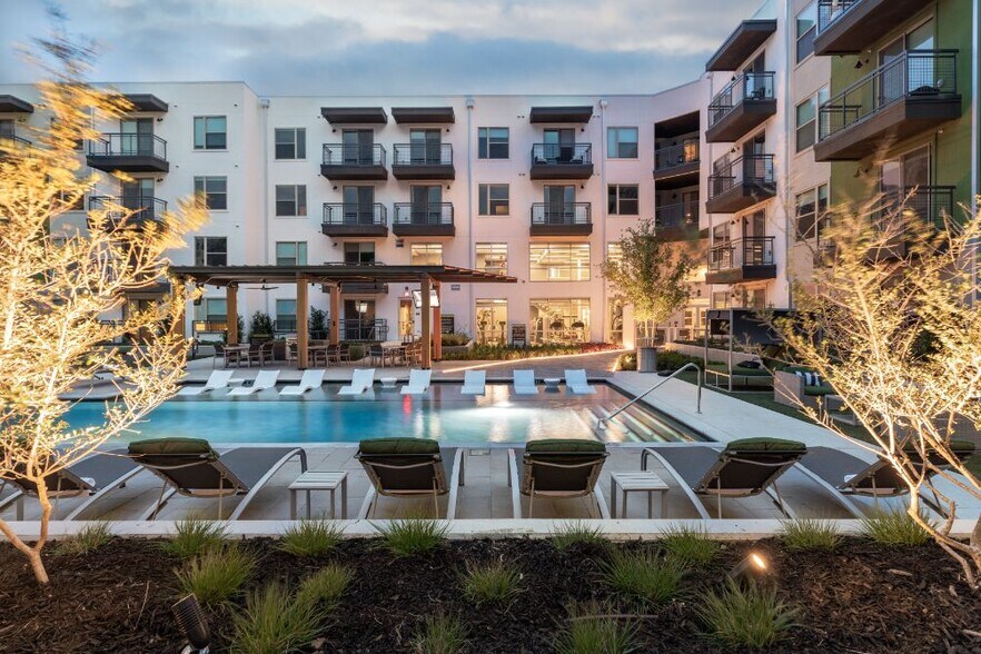 More Photos Of 305 W Commerce St, Dallas Apartments For Lease