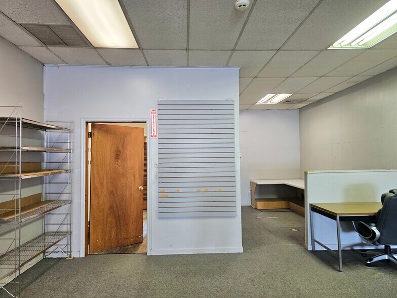 More Photos Of 82 Main St, Woodbridge Convenience Store For Lease