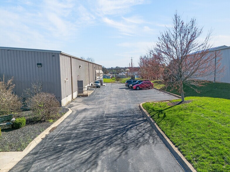 More Photos Of 1019 Mt. Vernon Rd, Shelbyville Warehouse For Lease