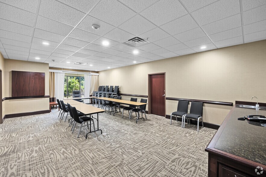 More Photos Of 215 Commerce Blvd, Midway Hotel For Sale