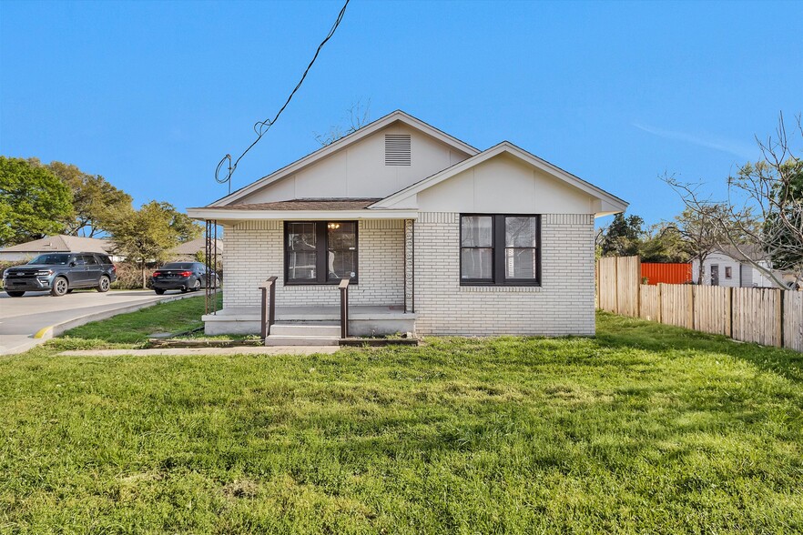 More Photos Of 207 W Montgomery St, Willis Office For Lease