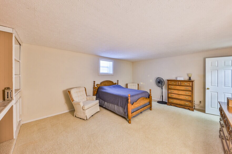 More Photos Of 126 N Wilson St, Dresden General Retail For Sale