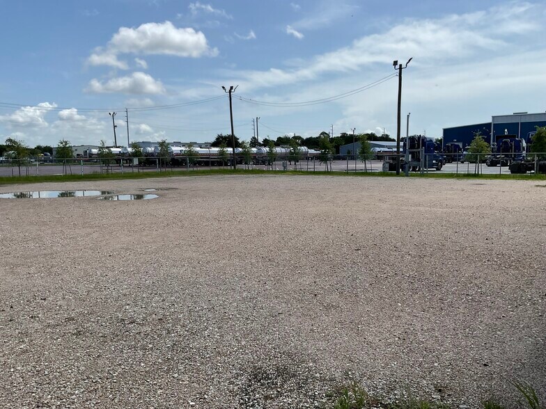 More Photos Of 1812 W D St, La Porte Truck Terminal For Lease