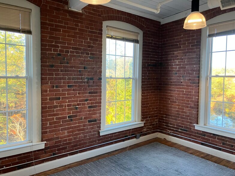 More Photos Of 296 Nonotuck St, Northampton Warehouse For Lease