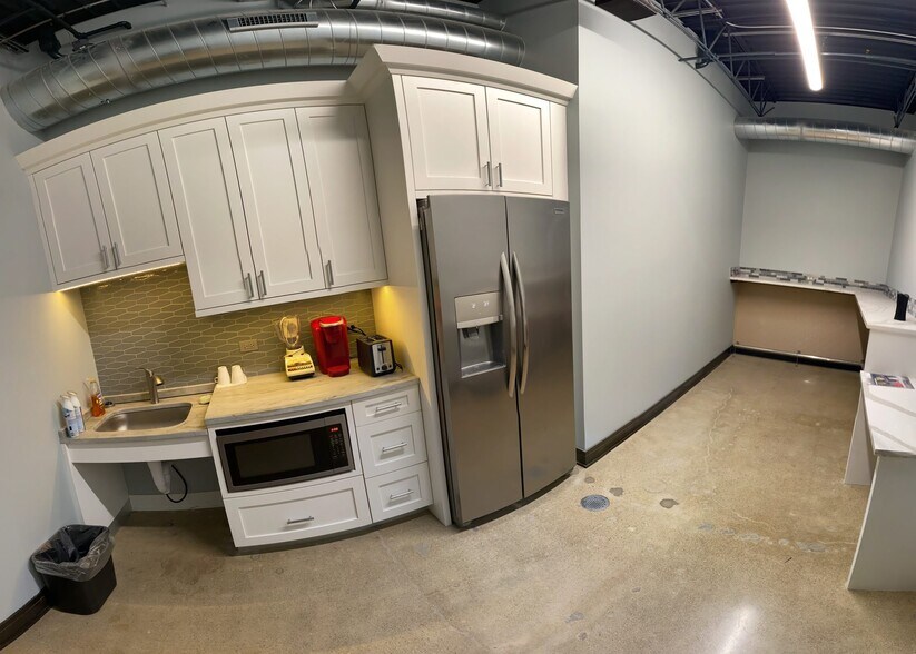 More Photos Of 3005 MacArthur Blvd, Northbrook Flex For Lease