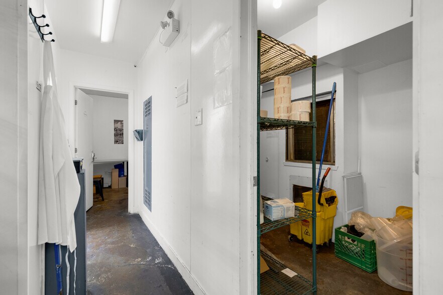 More Photos Of 2660-2664 St Notre-Dame O, Montréal Storefront For Lease