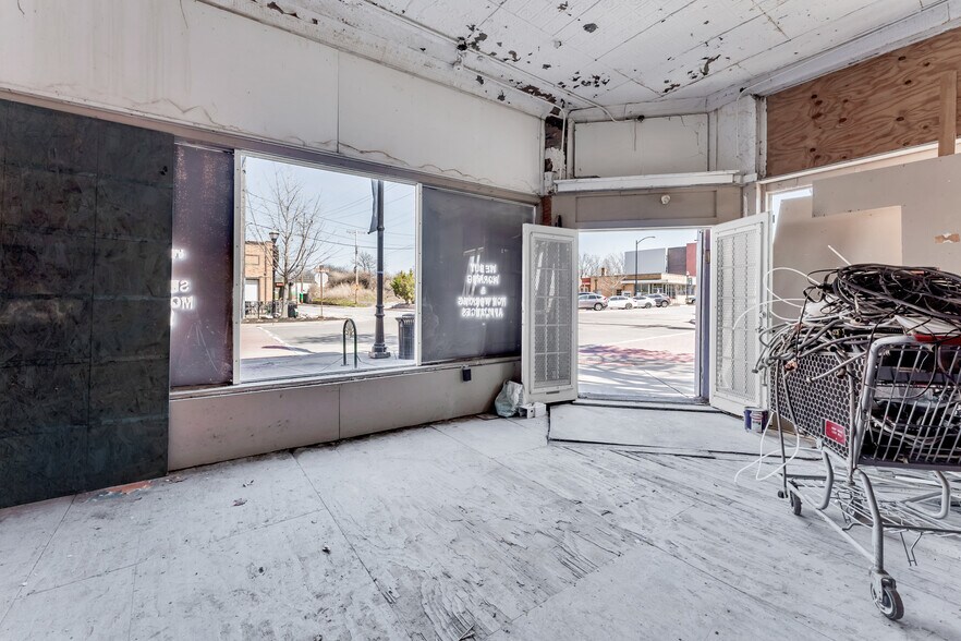 More Photos Of 504 W Commercial St, Springfield Storefront Retail Office For Sale