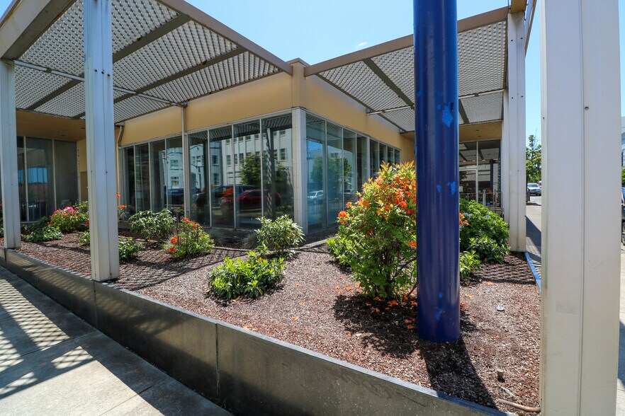 Primary Photo Of 619 SE Main St, Roseburg Bank For Lease