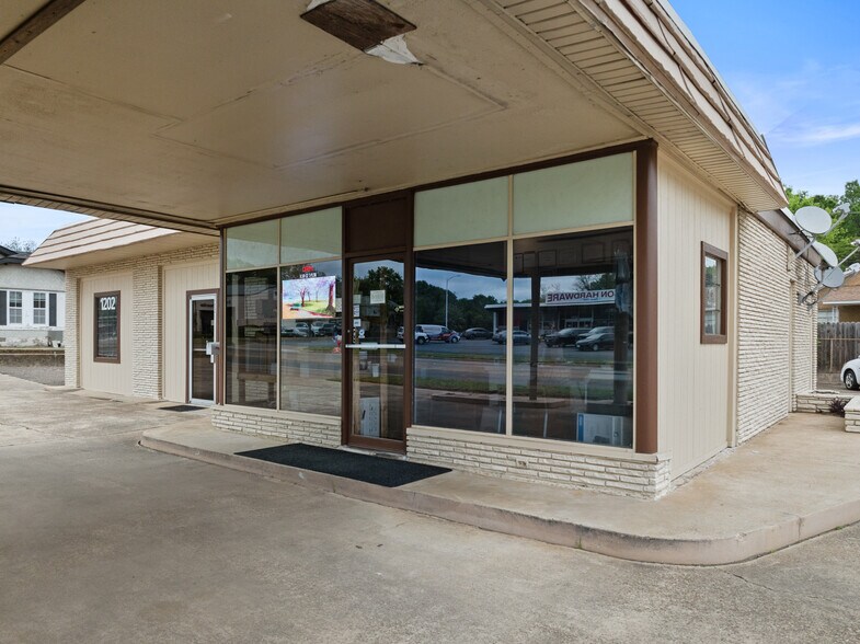 More Photos Of 1202 N Jefferson Ave, Mount Pleasant Specialty For Sale