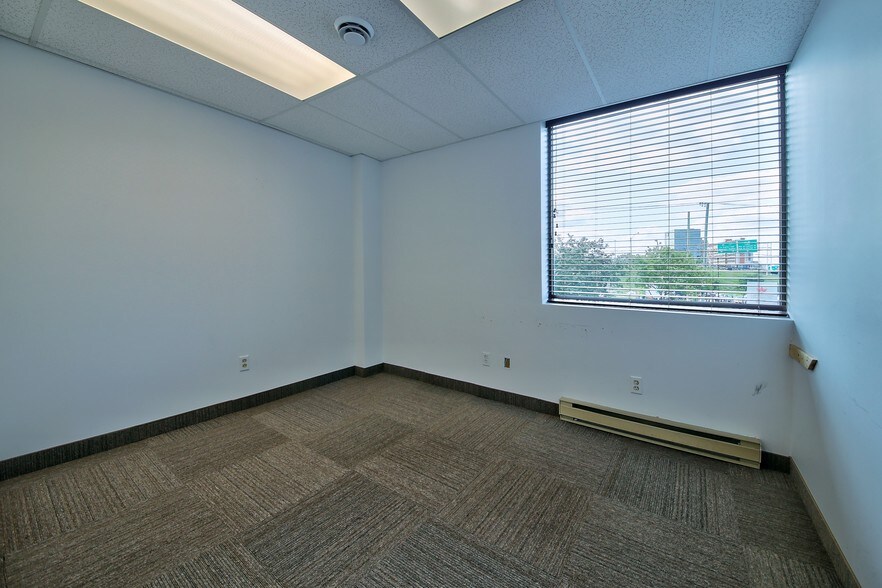 More Photos Of 1144 Rue Saint-Laurent O, Longueuil Office For Sale