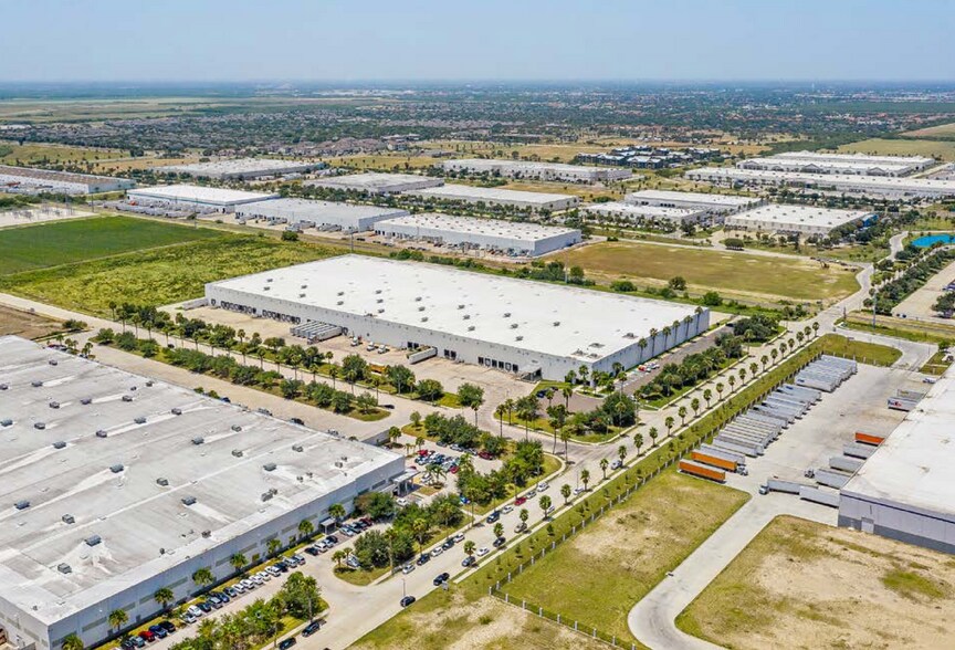 More Photos Of 6900 S International Pky, McAllen Warehouse For Lease
