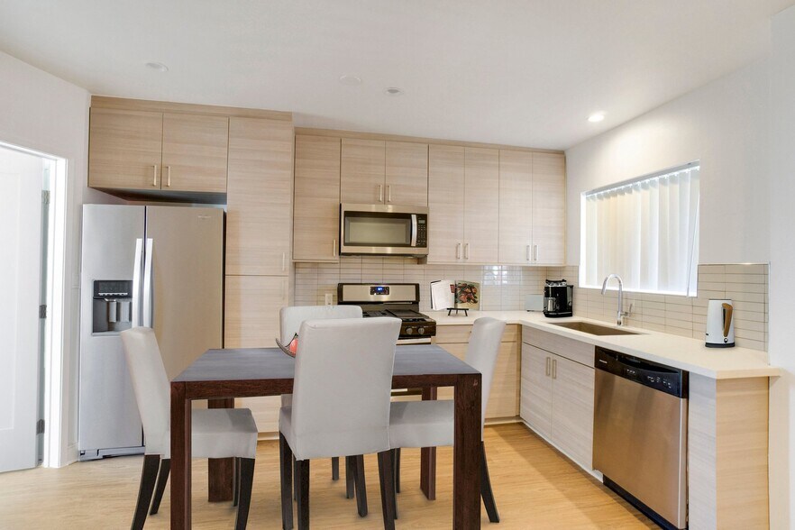 More Photos Of 700 S 6th St, Burbank Apartments For Sale