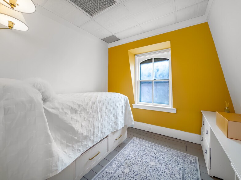More Photos Of 27 Pleasant St, Middletown Office For Sale