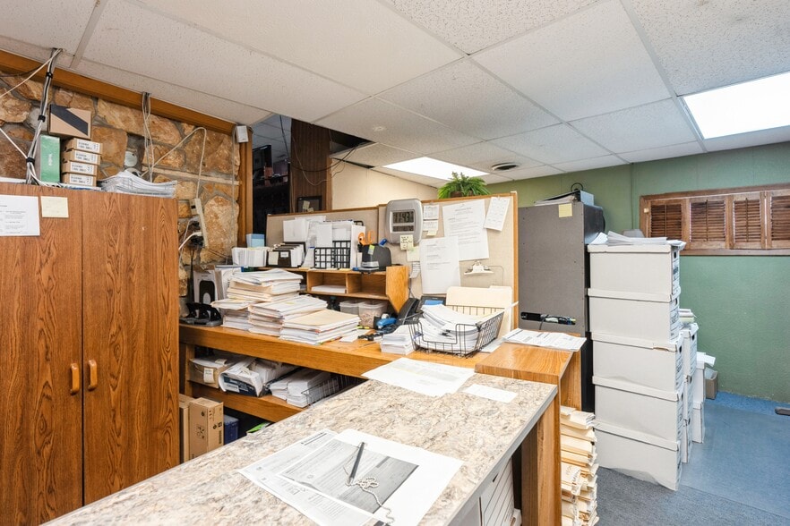 More Photos Of 1964 Indianola Ave, Des Moines Office For Sale