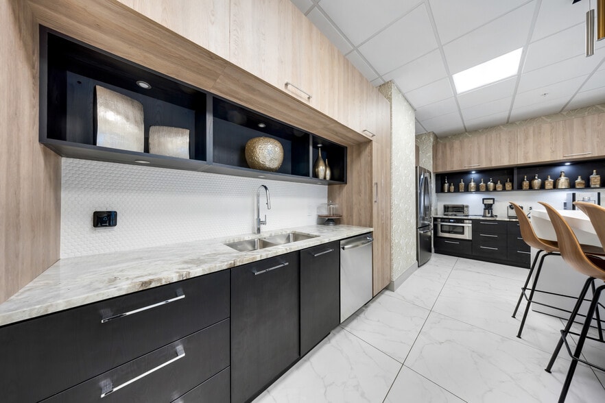 More Photos Of 2920-2950 NE 207th St, Aventura Unknown For Lease