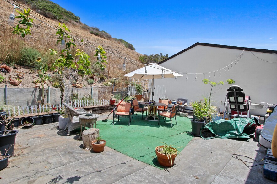 More Photos Of 21249 Pacific Coast Hwy, Malibu Storefront Retail Residential For Sale