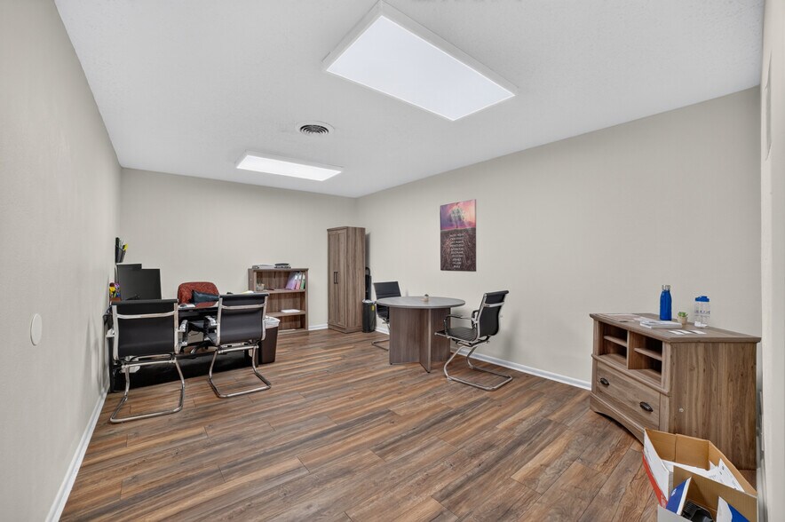 More Photos Of 108-110 W Grove St, Kaufman Office For Lease