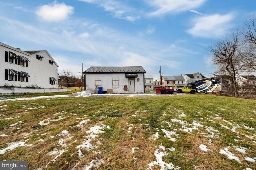 More Photos Of 519 Main St, Blandon Flex For Sale