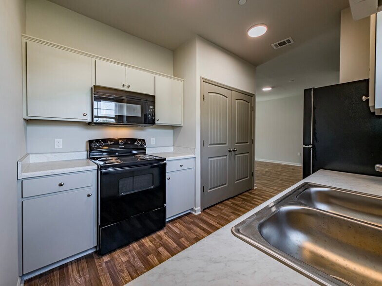 More Photos Of 1604 Lankford Dr, Valdosta Apartments For Sale