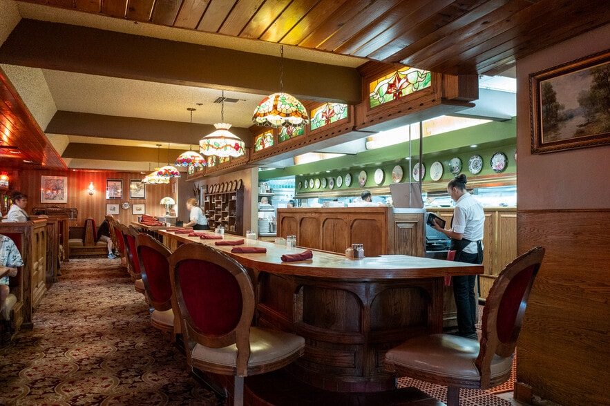 More Photos Of 1800 N Palm Canyon Dr, Palm Springs Restaurant For Sale