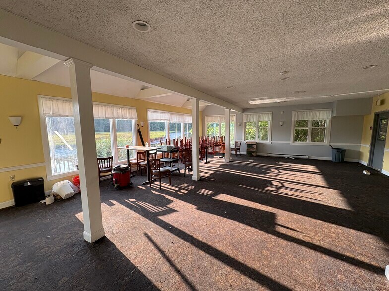 More Photos Of 1335 US ROUTE 1, Yarmouth Restaurant For Lease