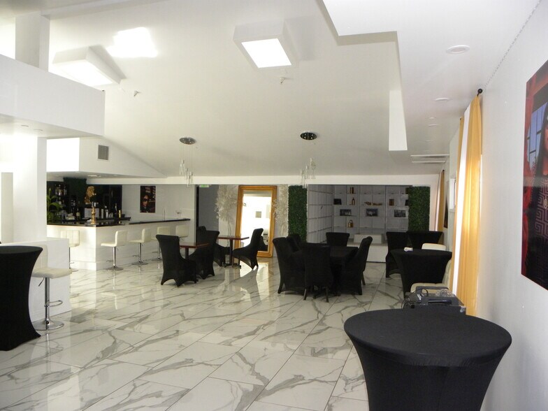 More Photos Of 4225 Crenshaw Blvd, Los Angeles Bar For Lease
