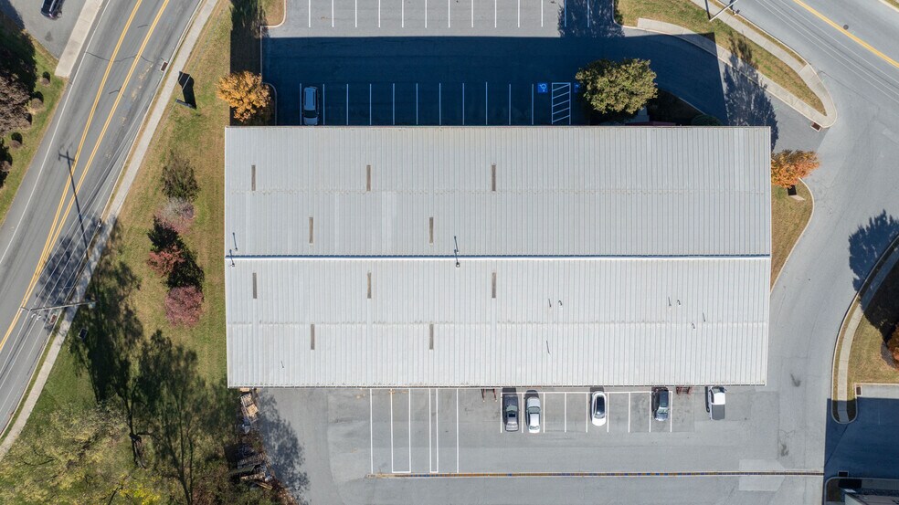 More Photos Of 220 Orlan Rd, New Holland Showroom For Sale