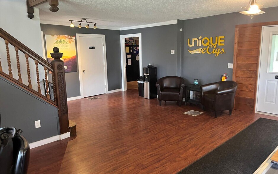 More Photos Of 527 Coffeen St, Watertown General Retail For Sale