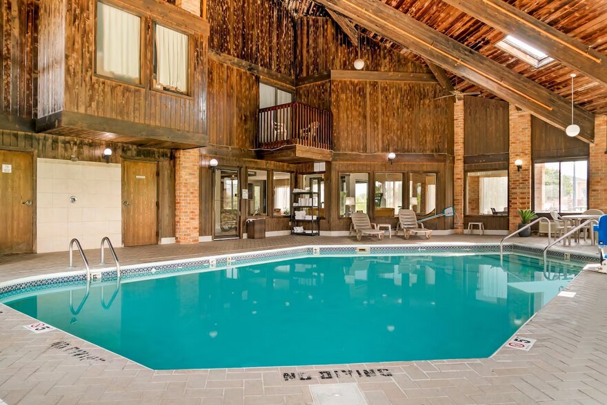 More Photos Of 7625 Caterpillar Ct, Grand Rapids Hotel For Sale