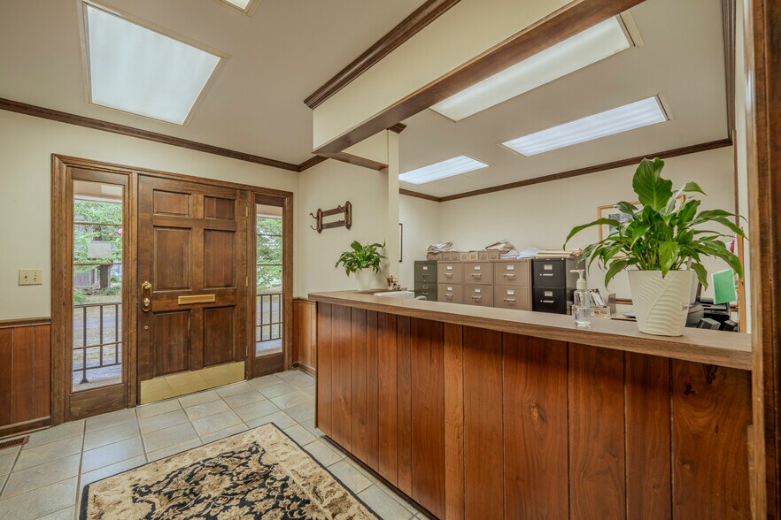 More Photos Of 40 W Main St, Savannah Office For Sale